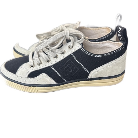 Chanel black and white trainers
So 37.5 - Picture 2 of 5
